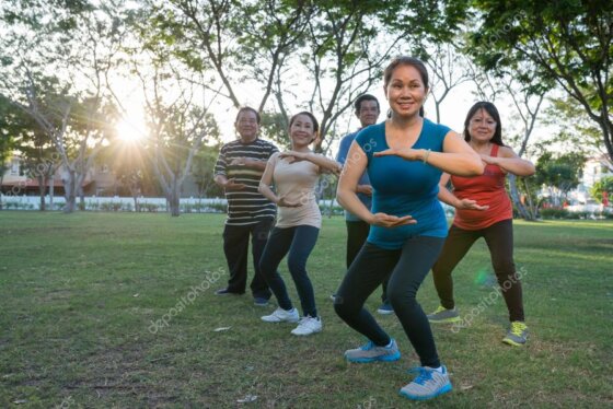 Gruppo di persone che pratica Taijiquan in palestra a Torino