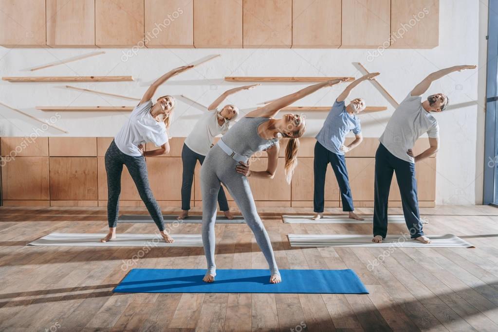 Gruppo che pratica in una sala luminosa con atmosfera serena