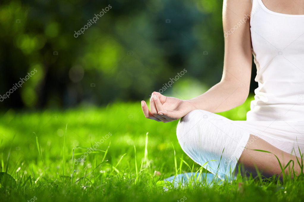 Persona che esegue un movimento fluido lavorando su postura e respiro