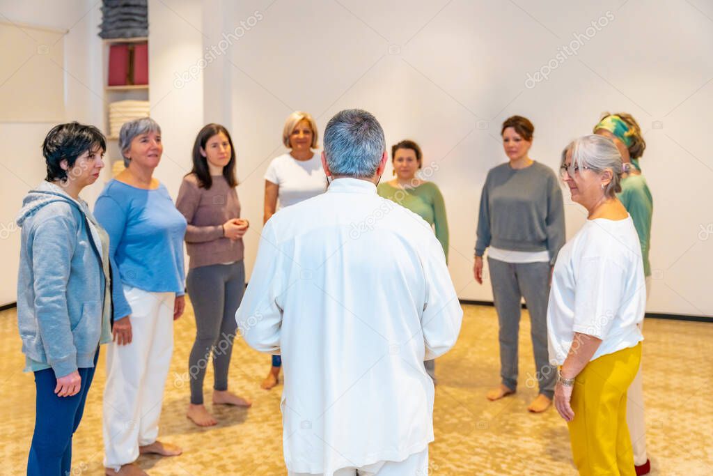Lezione di Taijiquan con insegnante che mostra un movimento al gruppo
